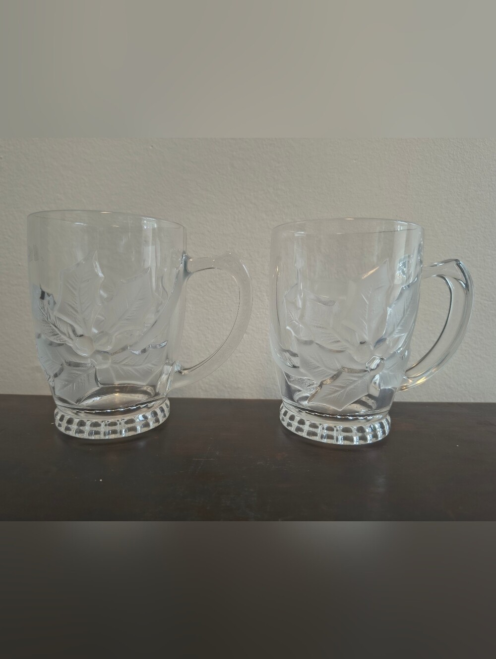2 Fifth Avenue Crystal Holly Mugs Frosted Poinsettias Christmas Holiday